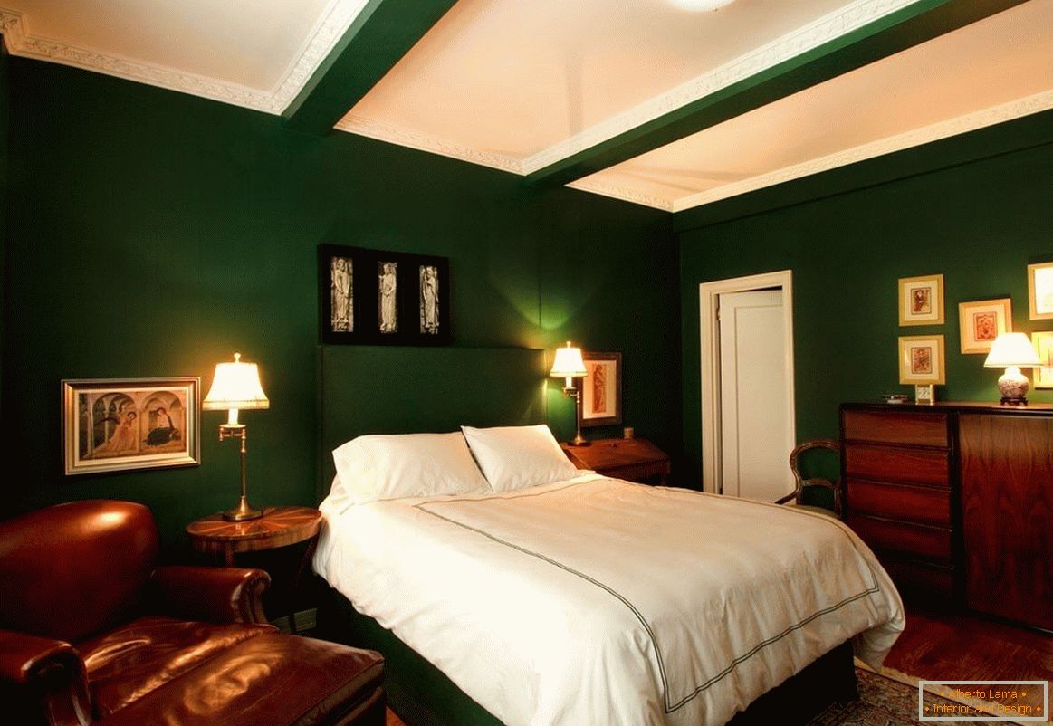Le blanc, le vert foncé et le bois sont la combinaison idéale pour une chambre