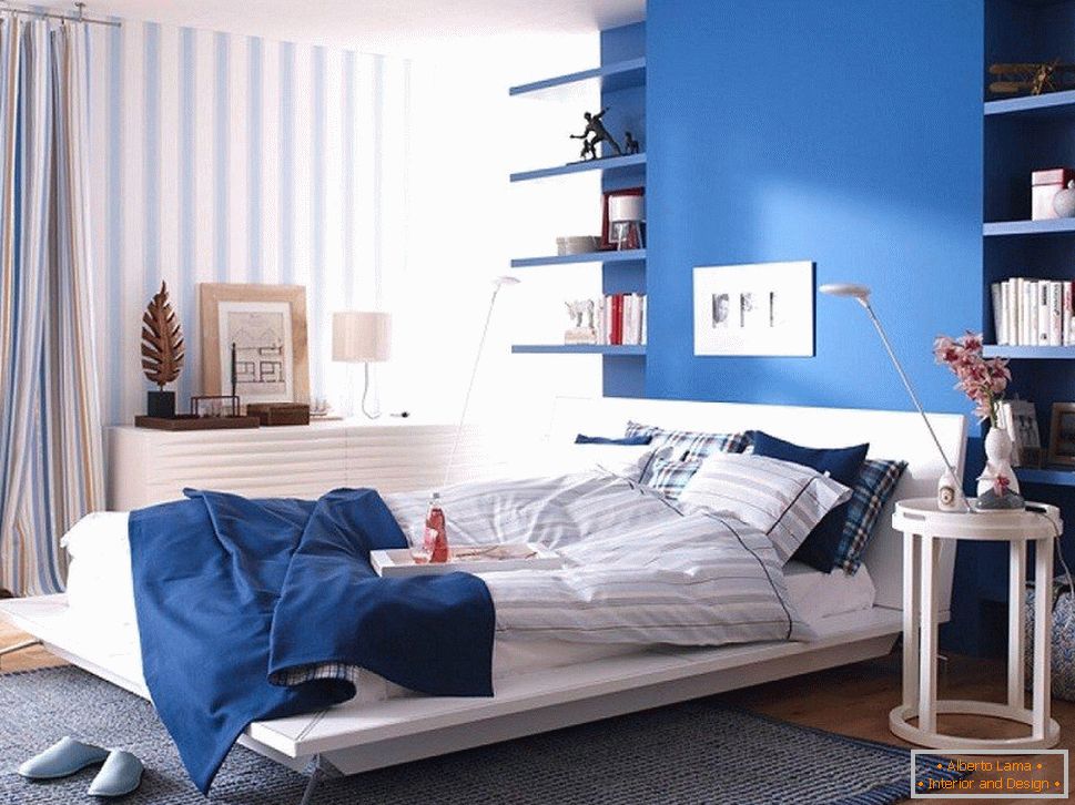 Mur bleu dans la chambre combiné avec du papier peint à rayures
