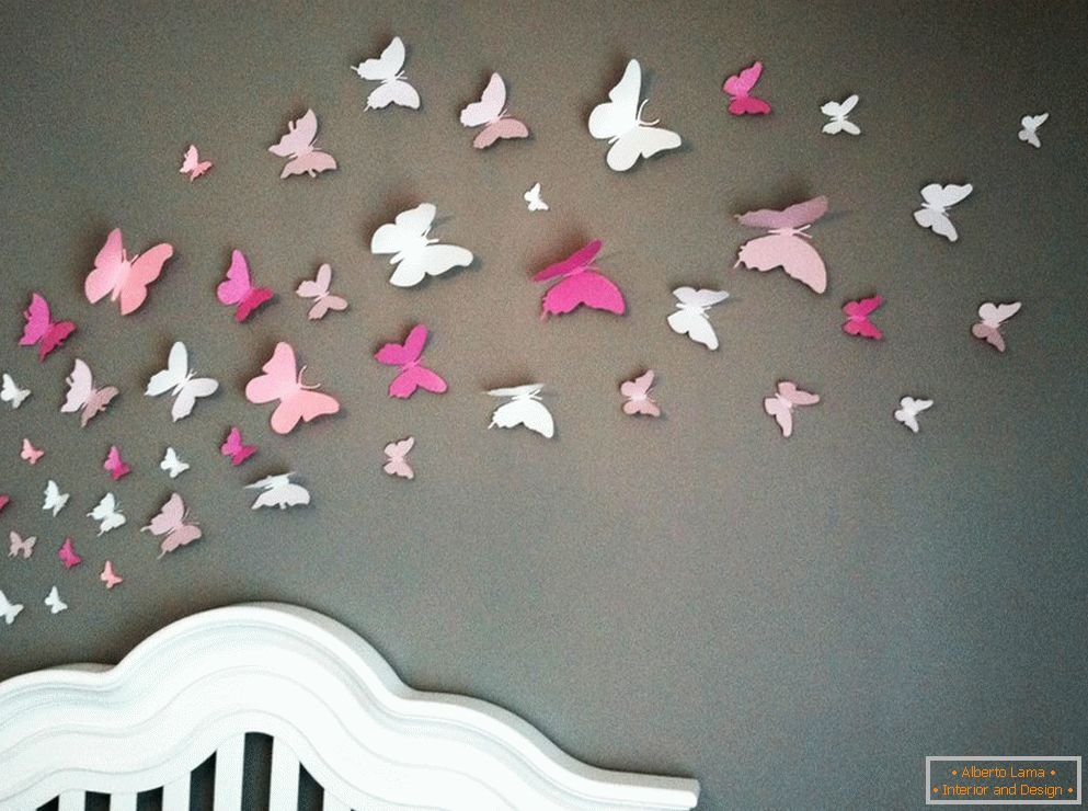 Papillons en papier sur le mur