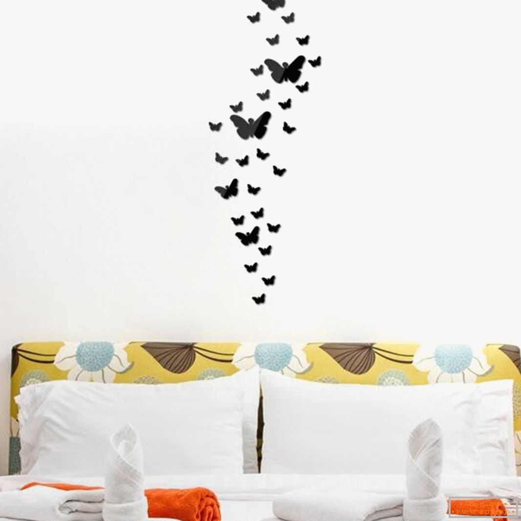 Papillons de vinyle sur le lit