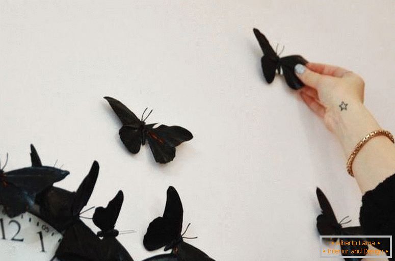 Montage de papillons contre le mur