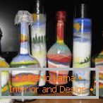 Motifs de sel coloré dans des bouteilles