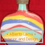La combinaison de couches de sel coloré dans la bouteille