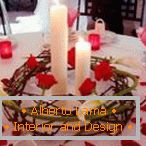 Décoration d'une table avec des bougies et des pétales de rose