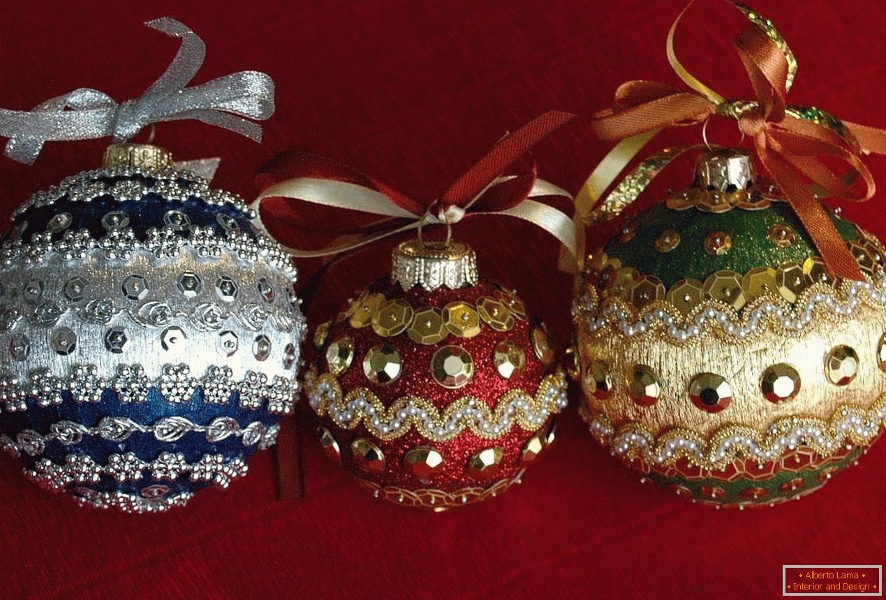 Boules de Noël décorées de perles