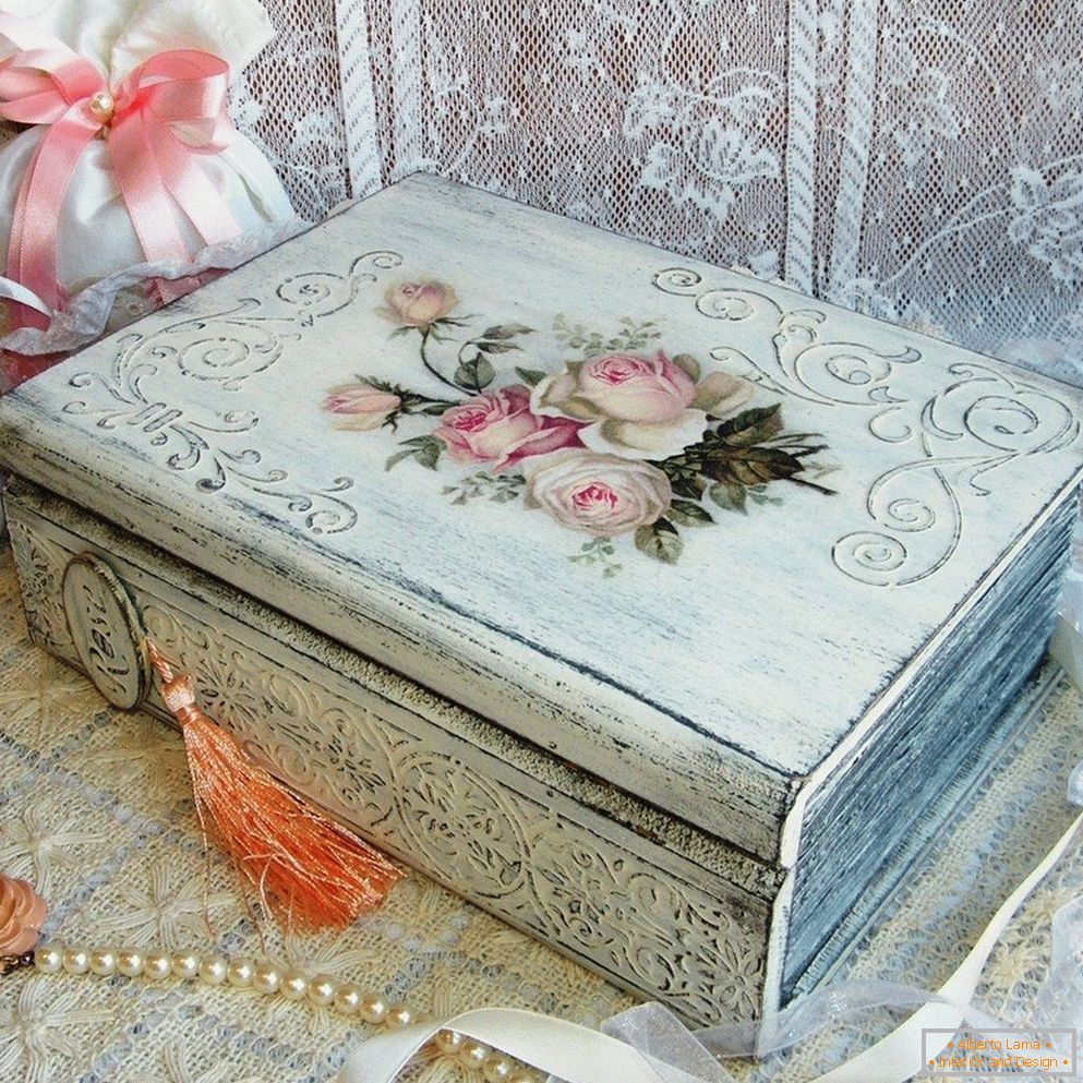 Cercueil blanc avec des roses