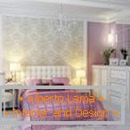 Intérieur de chambre blanc-violet