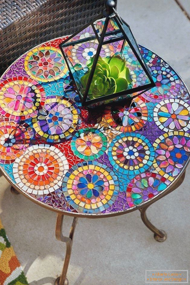 Table décor avec verre coloré