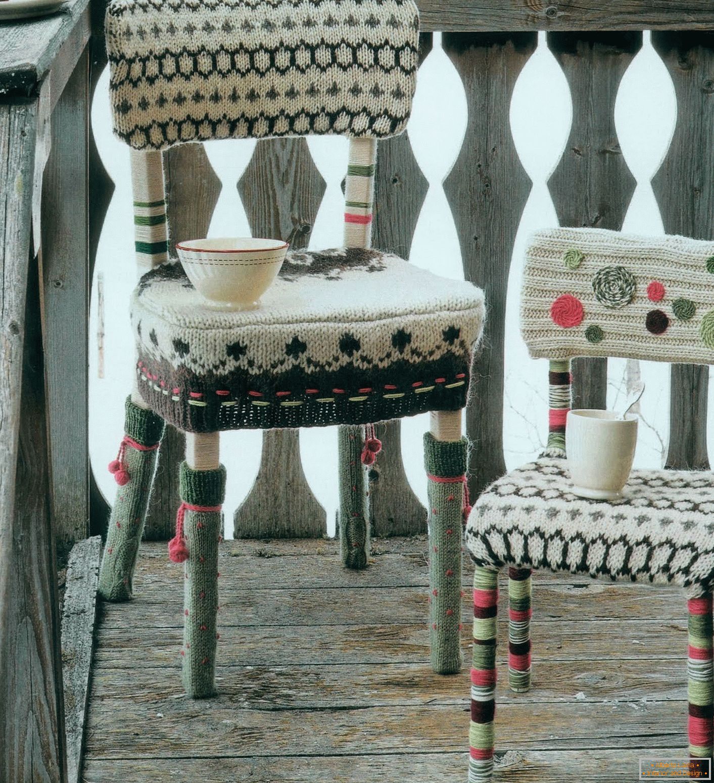 Chaise avec housse tricotée sur l'assise, le dossier et les jambes
