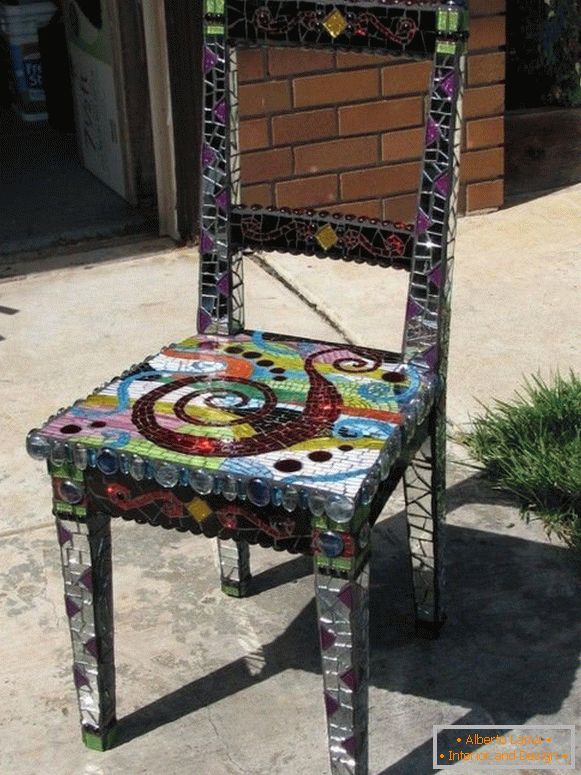 Sceller une chaise avec de la mosaïque