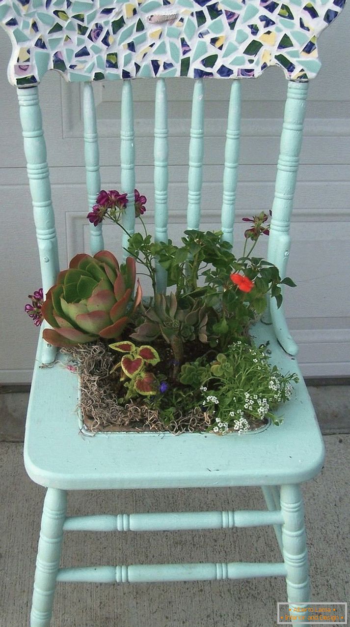 Composition florale en selle de chaise