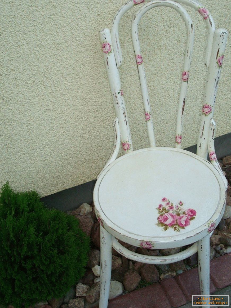 La chaise est décorée dans le style provençal