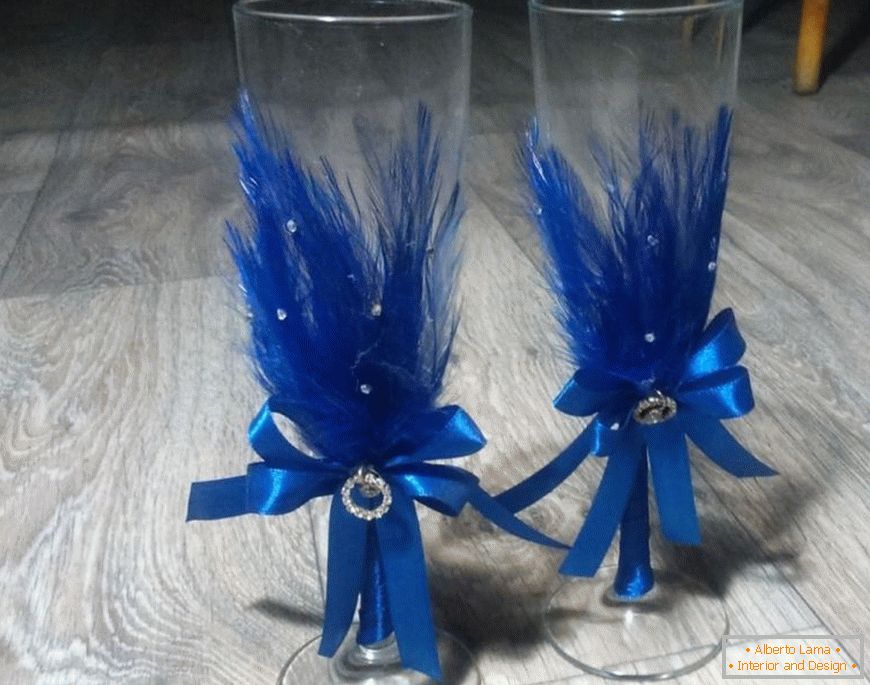 Décoration de verres de mariage avec des plumes