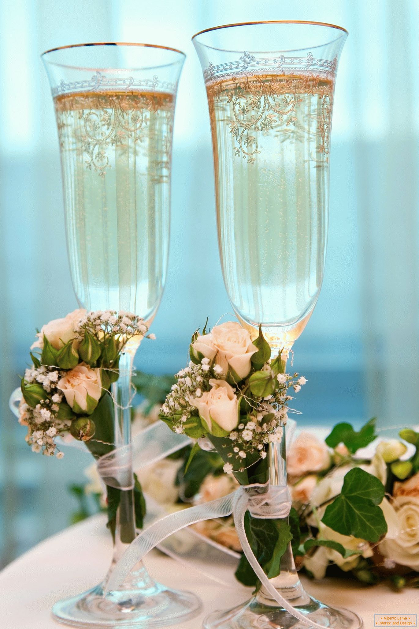 Verres de mariage avec des fleurs artificielles