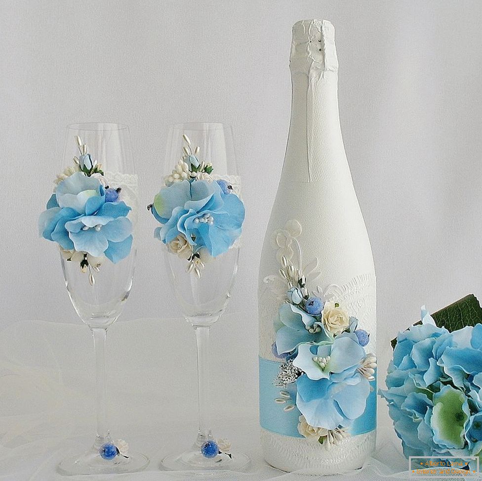 Décoration de verres de mariage et de bouteilles de fleurs