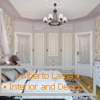 Le décor moderne de la chambre dans le style provençal