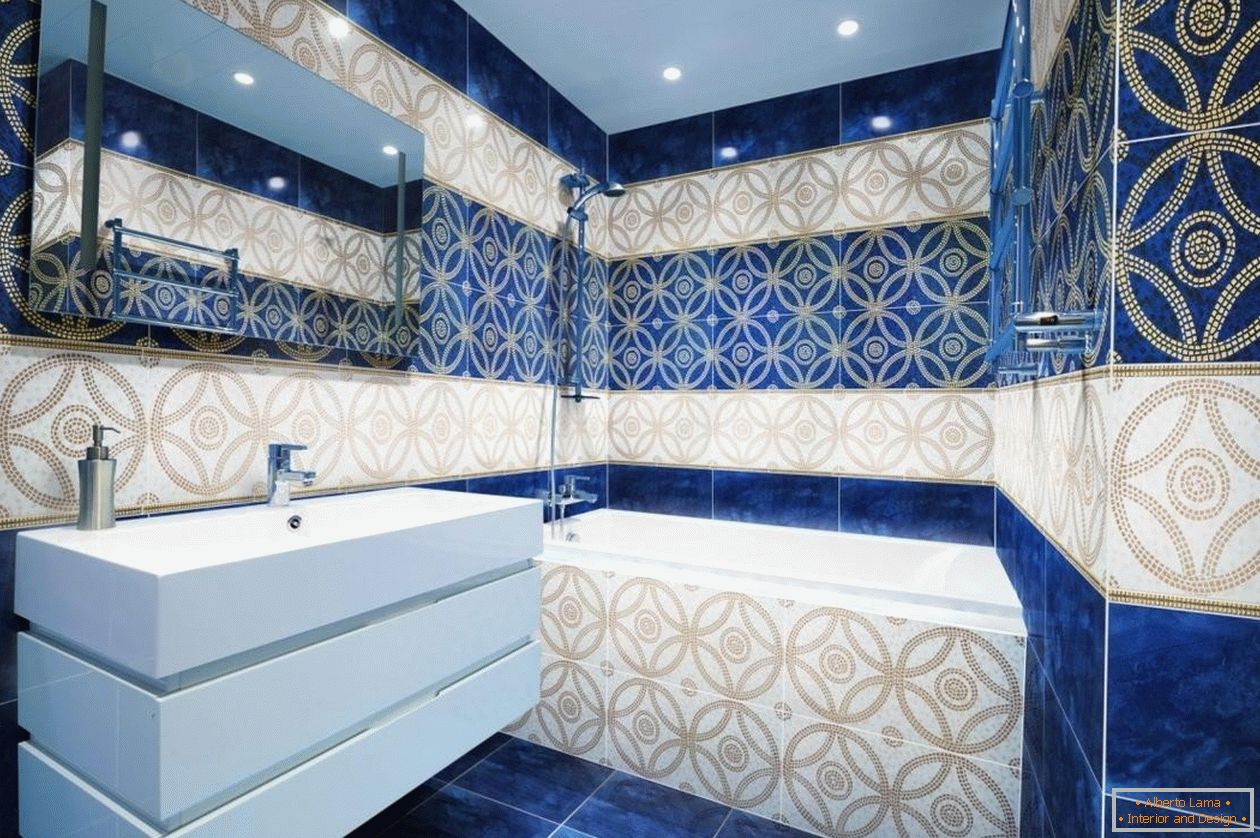 Carrelage avec motifs dans la salle de bain