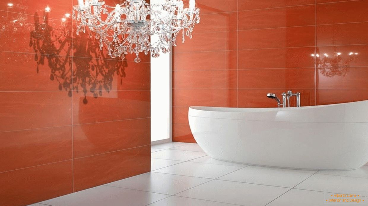 Murs rouges et sol blanc dans la salle de bain