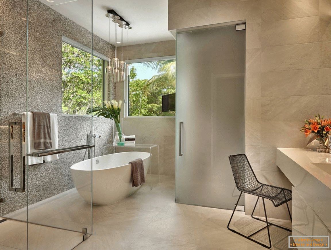 Salle de bain avec intérieur moderne