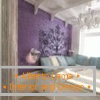 Mur violet dans le design de la chambre