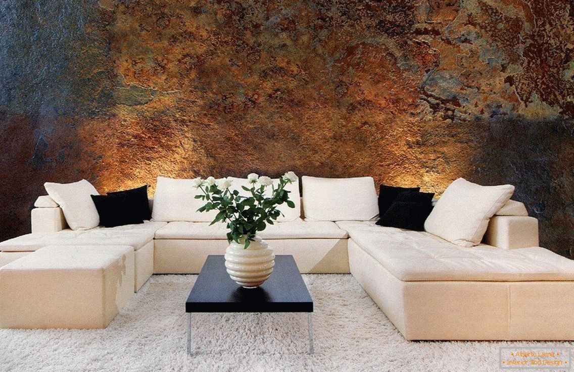Canapé blanc et un mur sous une pierre