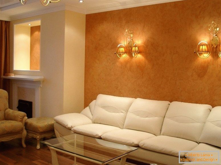 Lampes sur le mur avec du plâtre décoratif dans le salon