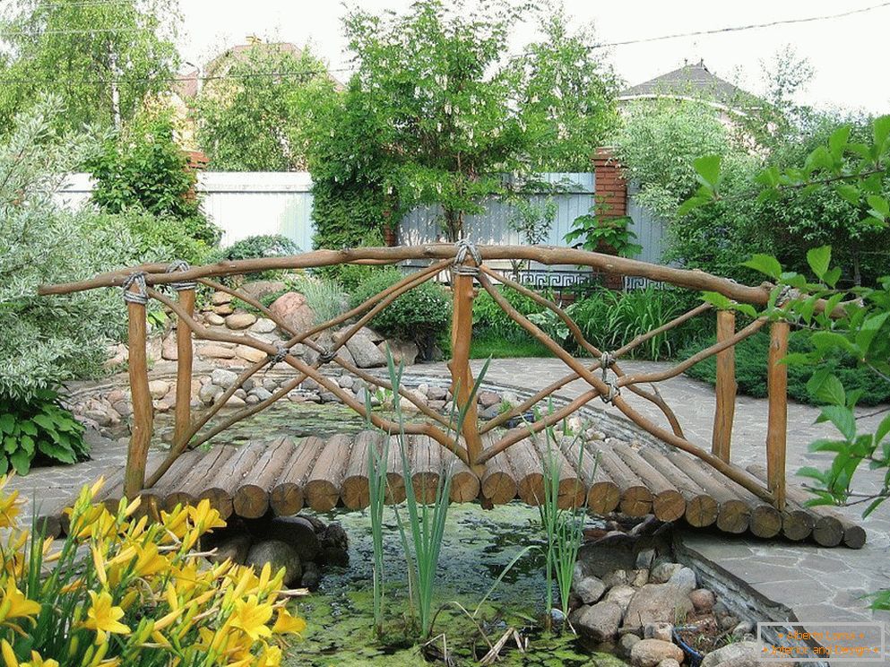 Un pont en rondins sur l'étang