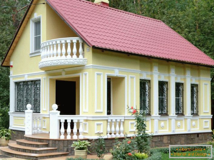 Une petite maison dans la forêt est décorée dans le même style. Le stuc de façade s'attache au style d'exhaustivité.