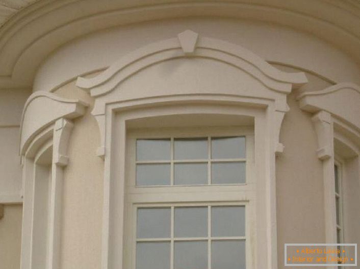 Les cadres de fenêtres sont fabriqués dans le style Art Nouveau. 