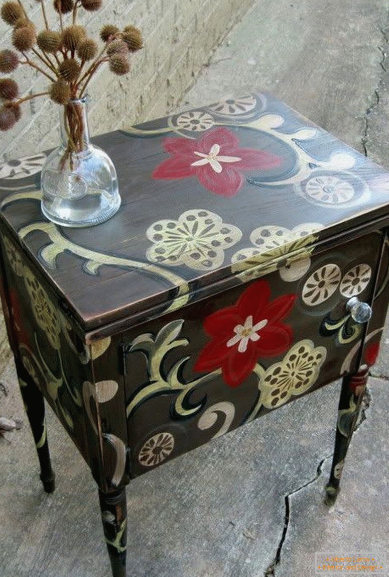 Table avec des fleurs et des motifs