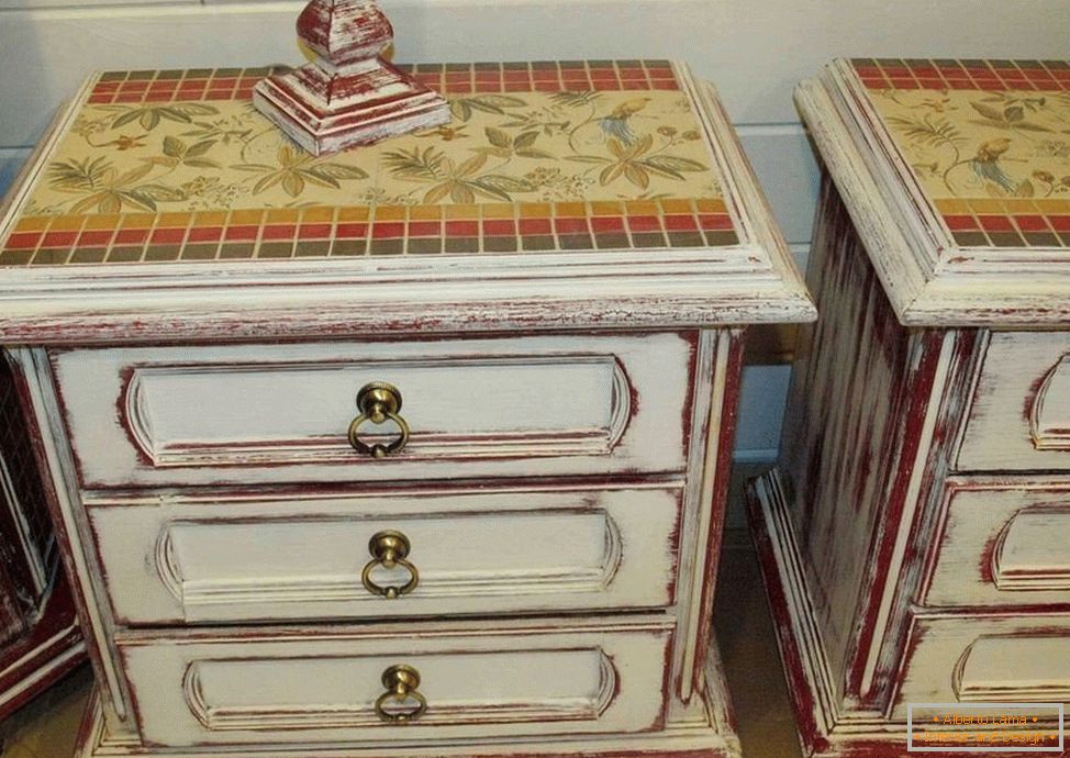 Table de chevet peinte antique