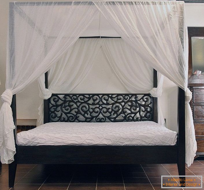 La chambre dans le style Art Nouveau est attrayante en raison de la bonne organisation du lit. Pour coudre la canopée, un tissu léger et naturel a été utilisé.