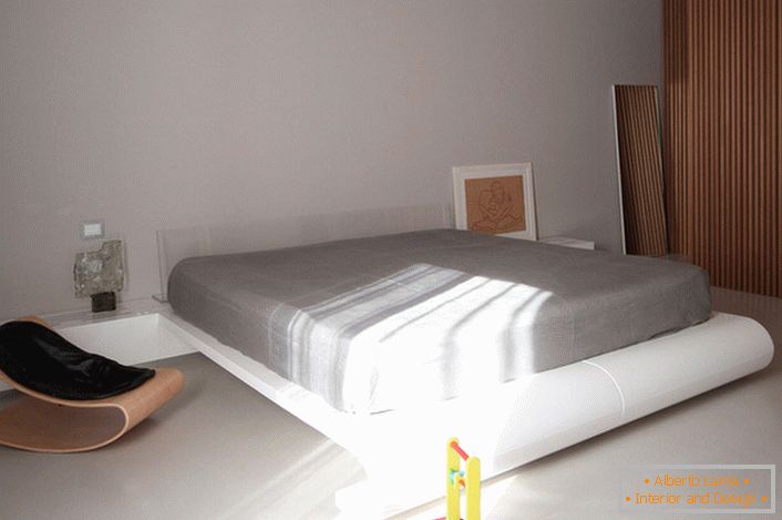 Une chambre d'enfants dans le style du minimalisme avec un grand lit est une solution intéressante pour une famille avec deux enfants.