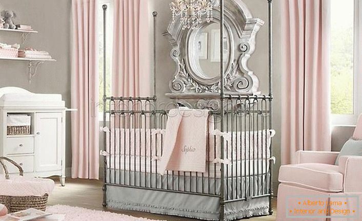 Chambre dans le style du minimalisme pour le bébé. À l'intérieur, les échos du style baroque s'intègrent harmonieusement dans le concept global.