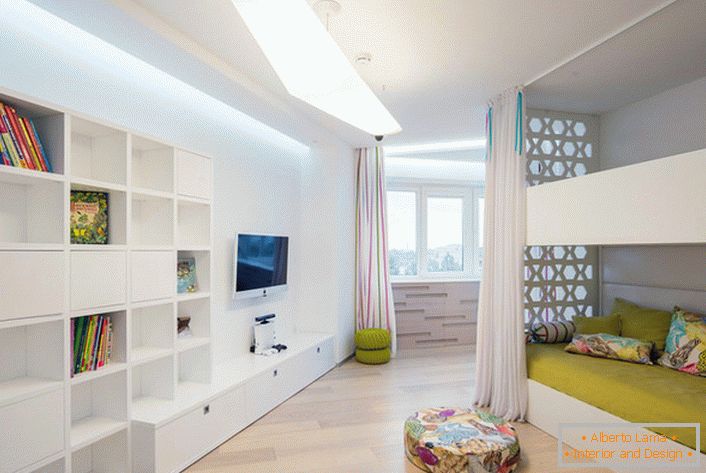 L'intérieur de la chambre des enfants, comme un exemple de mobilier bien choisi pour le style du minimalisme. 