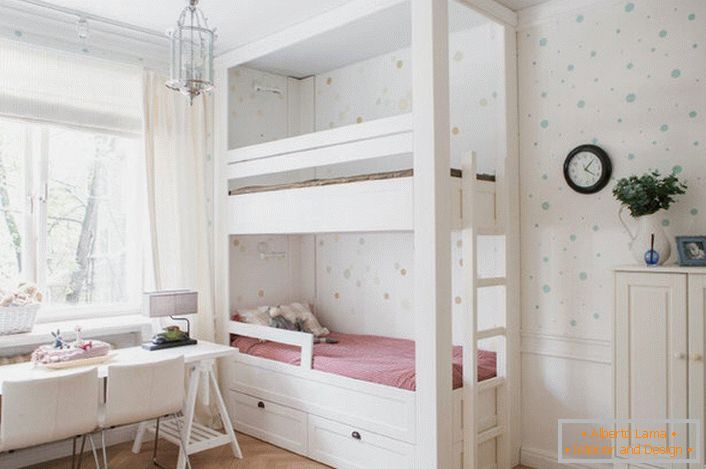 Le design délicat et confortable d'une chambre d'enfants dans le style du minimalisme est un laconisme intéressant, des formes de retenue. 
