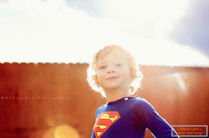 Garçon en costume de superman
