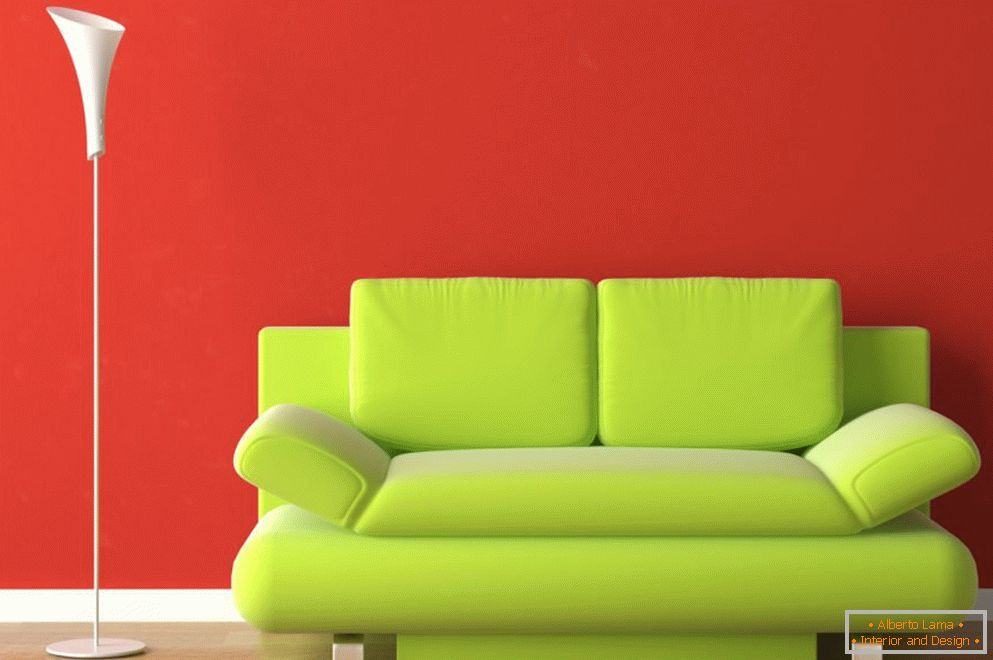 Canapé vert clair dans un intérieur rouge