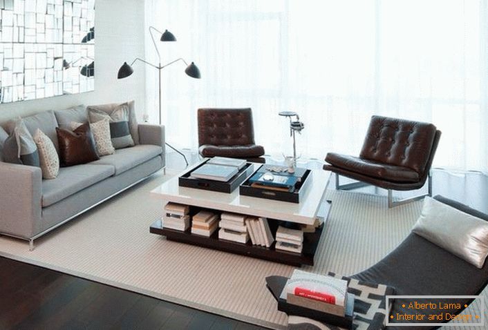 Le canapé de style high-tech a toujours des contours géométriques clairs. En tant que décor, nous utilisons principalement des oreillers carrés de taille uniforme.