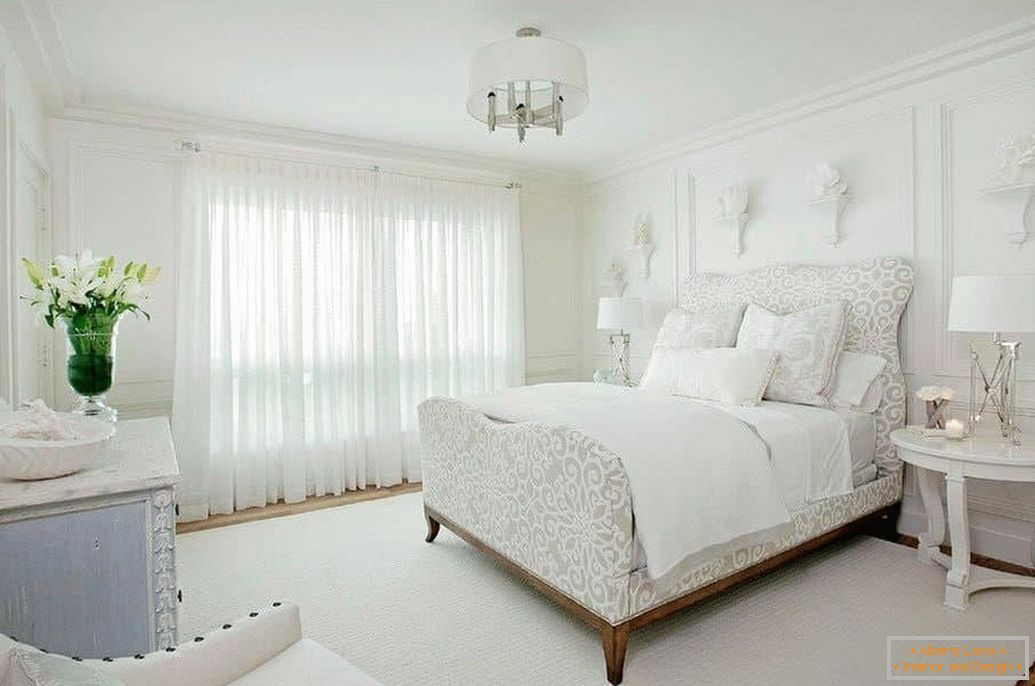 Design d'une chambre blanche dans un style classique