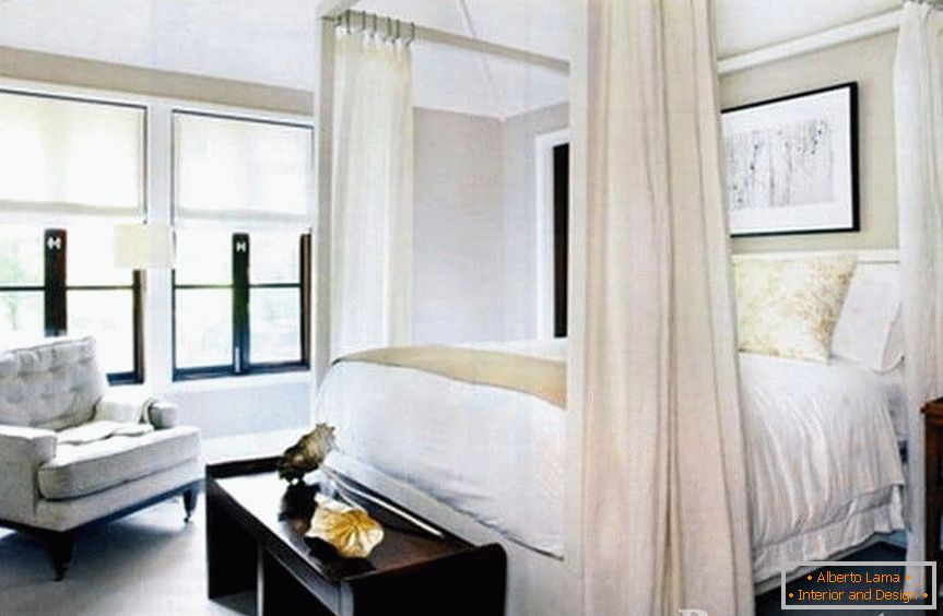 Chambre blanche classique avec lit à baldaquin