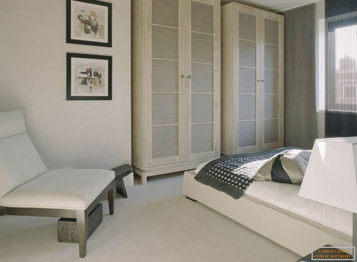 Chambre blanche classique avec placards confortables