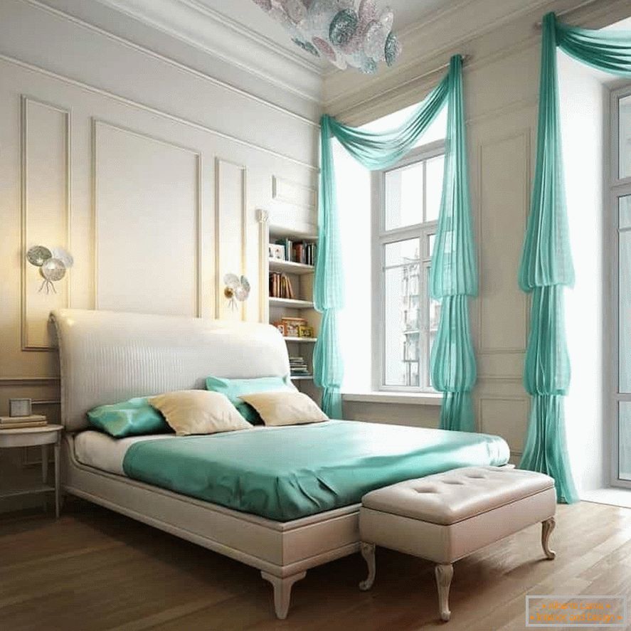 L'intérieur blanc d'une chambre classique peut être dilué avec du linge de lit et des rideaux colorés