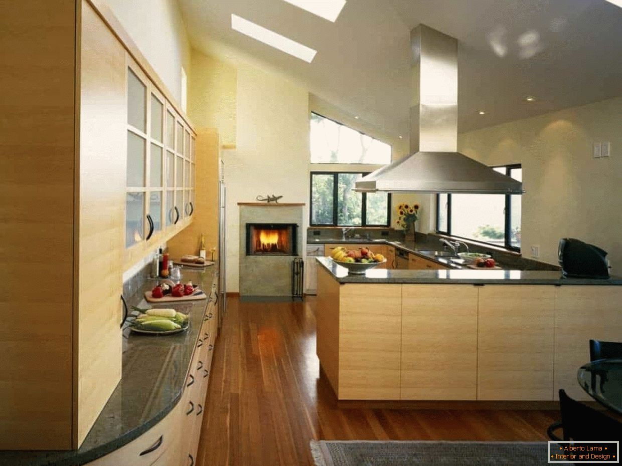 cuisine avec cheminée bio et fenêtres mansardées