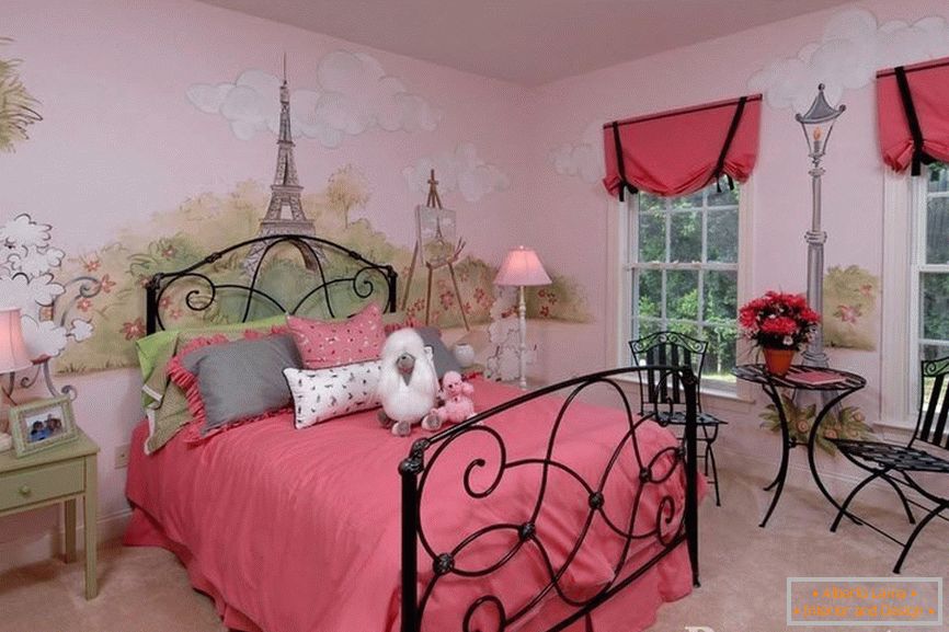 Chambre pour une fille avec des murs peints