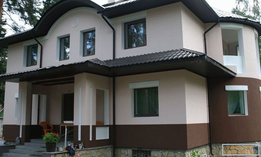 Maison avec une façade de plâtre décoratif