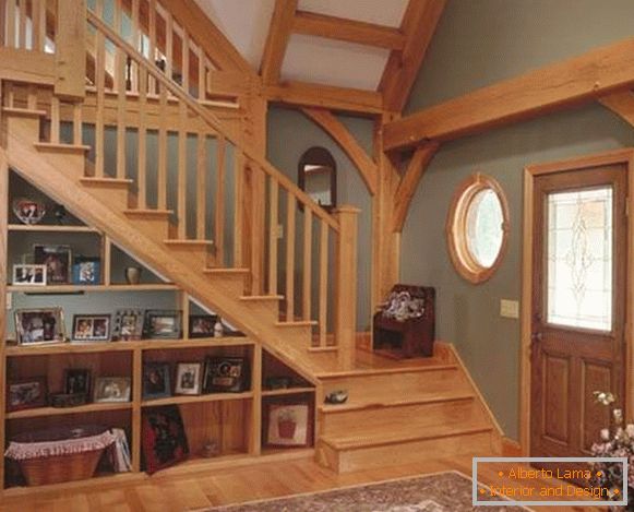 Escalier de bois au deuxième étage dans la conception du salon d'une maison privée