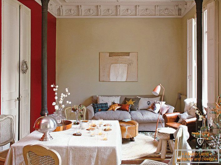 Salon élégant dans le style éclectique décoré de jolis oreillers. Pour la décoration de la chambre du Nouvel An, le propriétaire de la maison a choisi une épinette intéressante avec des ornements élégants.