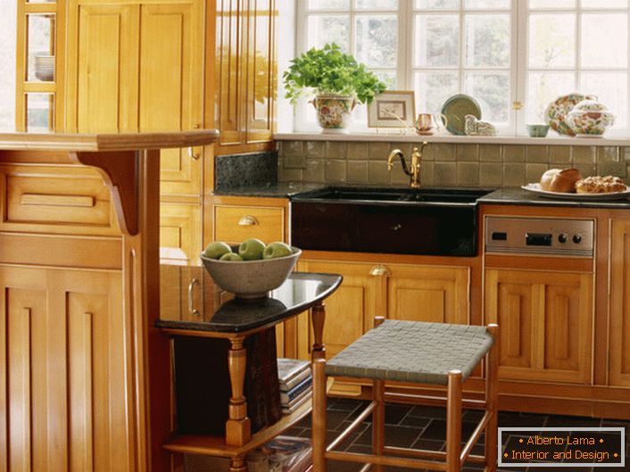 Pour les cuisines carrées, il est préférable de choisir un ensemble de cuisine en bois en forme de L.