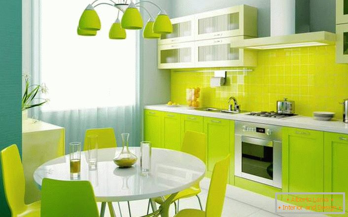 Une teinte verte fraîche et riche est un excellent choix pour décorer une petite cuisine.